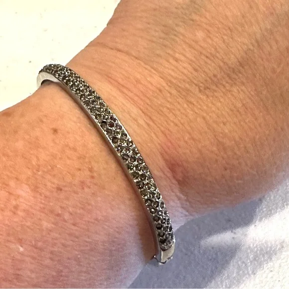 New Bracelet- made with Swarovski elements/ crystals- silver hinged bangle - Picture 5 of 15